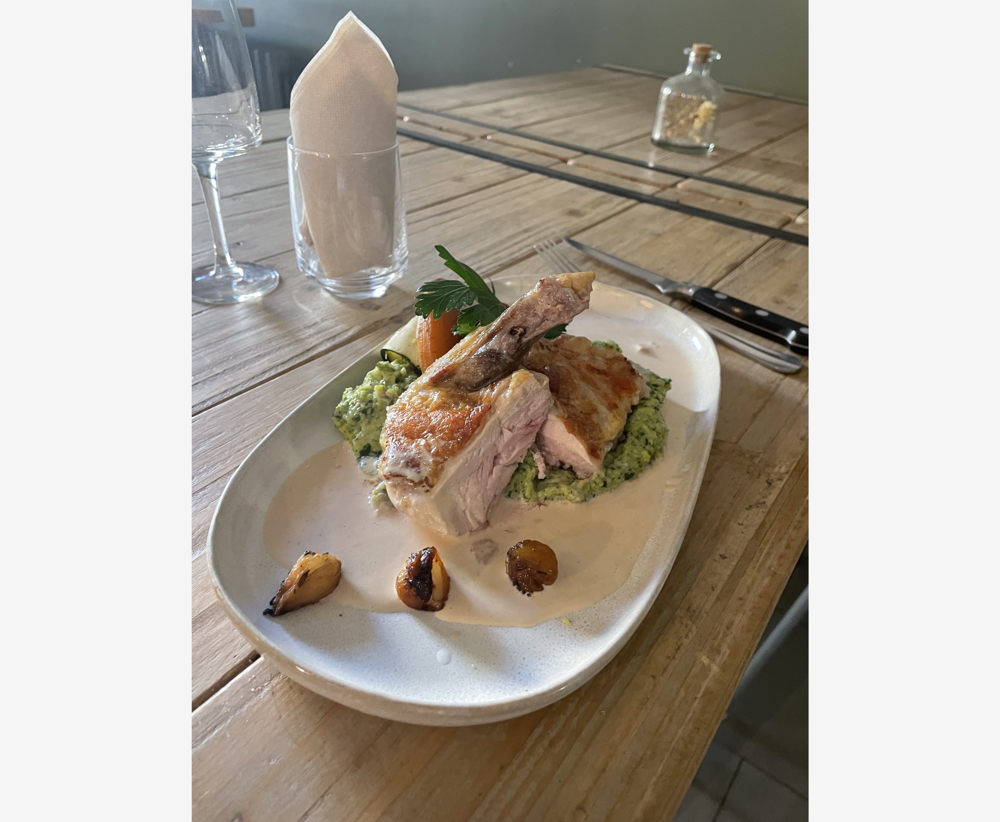 <h6 class='prettyPhoto-title'>Suprema de pintada asada a baja temperatura, salsa de foie gras </h6>
