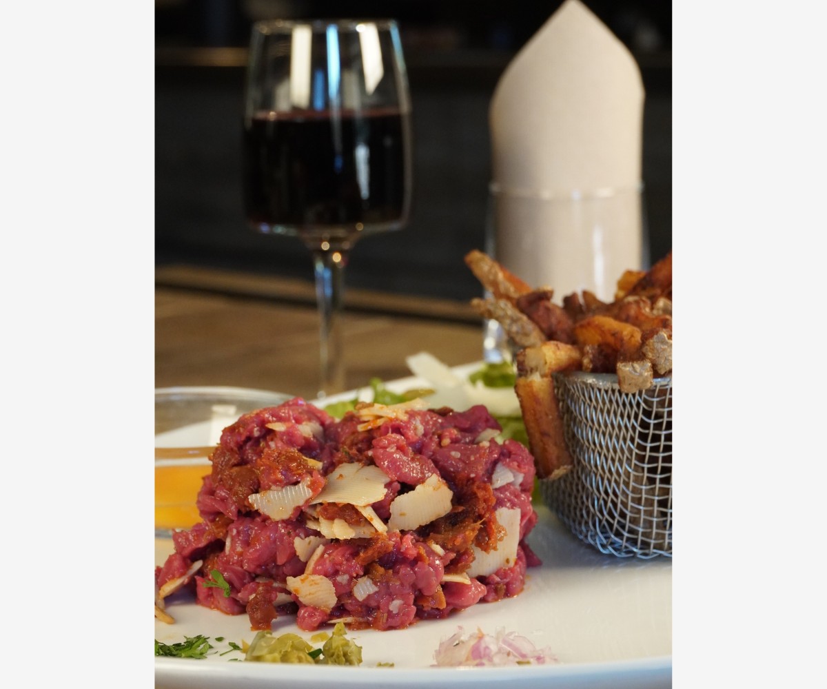 <h6 class='prettyPhoto-title'>Tartare di manzo appena tagliata, stile italiano, scaglie di formaggio, patatine fritte e insalata </h6>