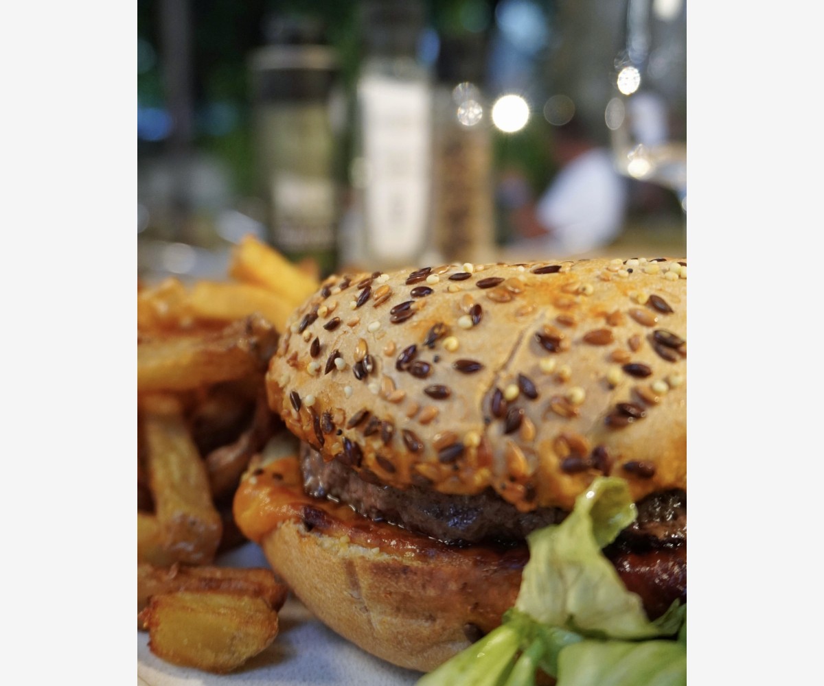 <h6 class='prettyPhoto-title'>Hamburger, patatine fritte e insalata fatti in casa</h6>