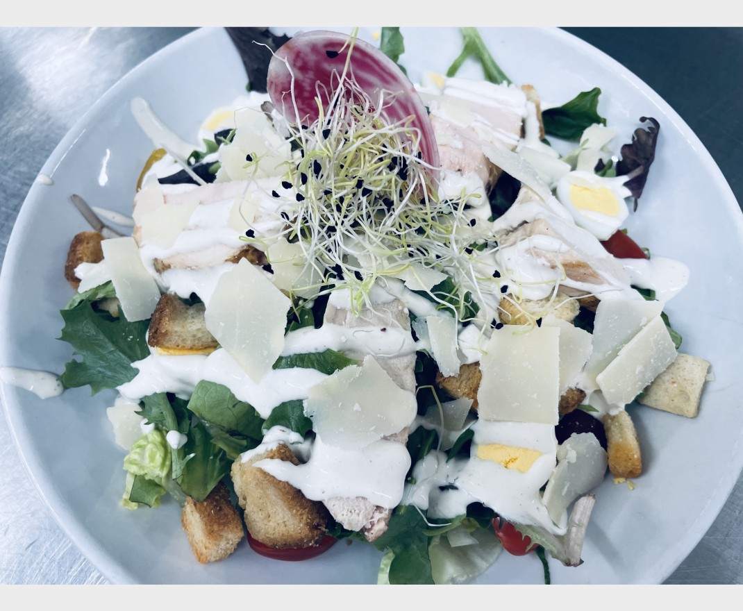 <h6 class='prettyPhoto-title'>Salade césar XL, frites</h6>