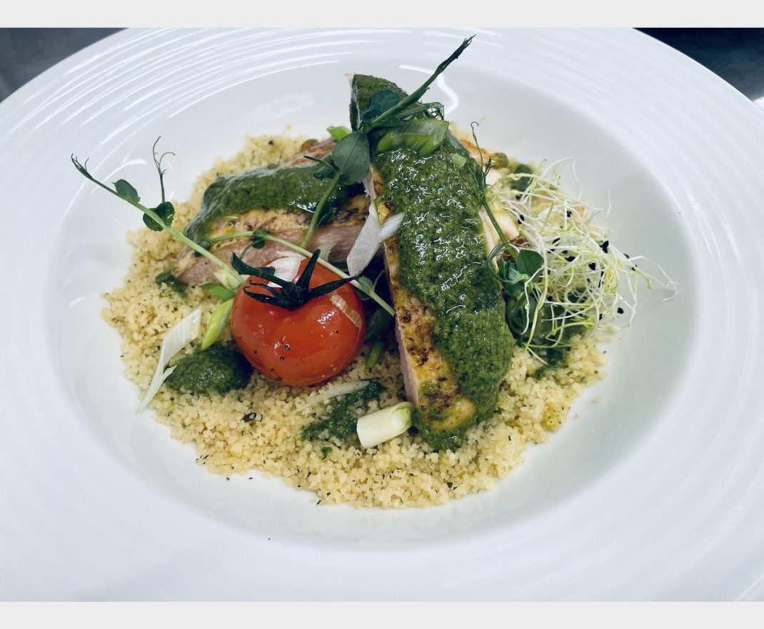 <h6 class='prettyPhoto-title'>Filet de poulet fermier, taboulé tiède, tomates rôties et harissa verte</h6>