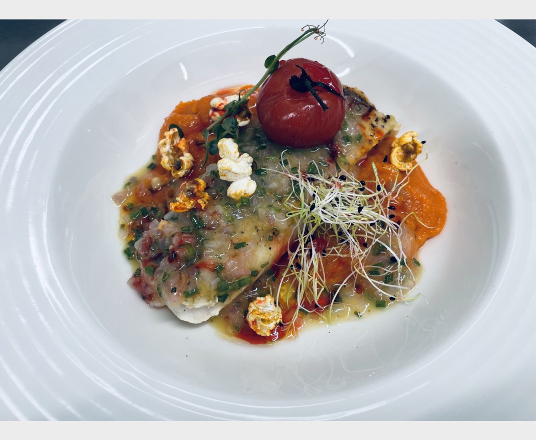 <h6 class='prettyPhoto-title'>Dos de merlu rôti, purée de carotte à la grenadine, tomates rôties et sauce chien</h6>