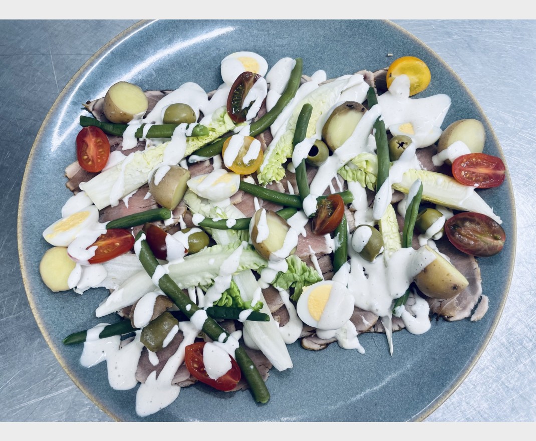 <h6 class='prettyPhoto-title'>Carpaccio de thon façon niçoise, frites</h6>
