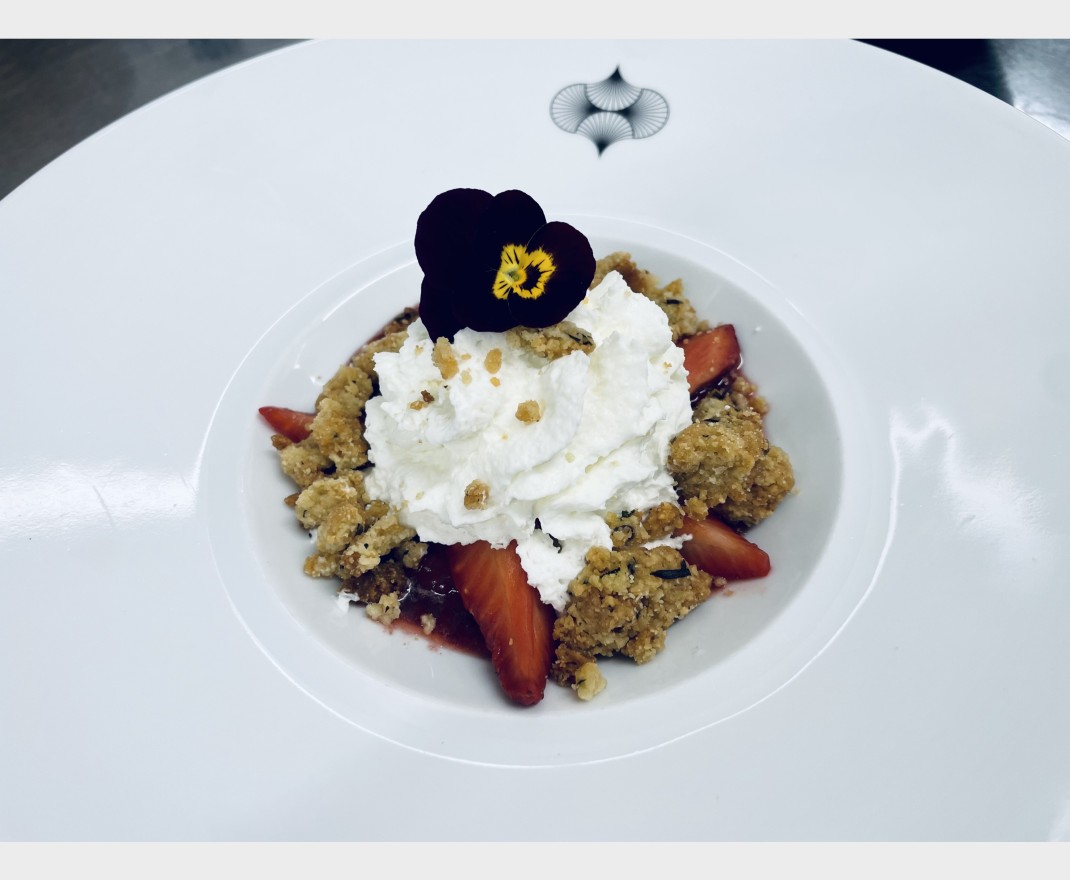 <h6 class='prettyPhoto-title'>Fraises, crumble au basilic, espuma de mozzarella di buffala</h6>