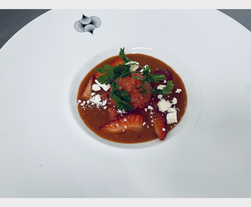 <h6 class='prettyPhoto-title'>Soupe de poivrons et fraises, sorbet fraise, fruits frais, meringue croquante</h6>