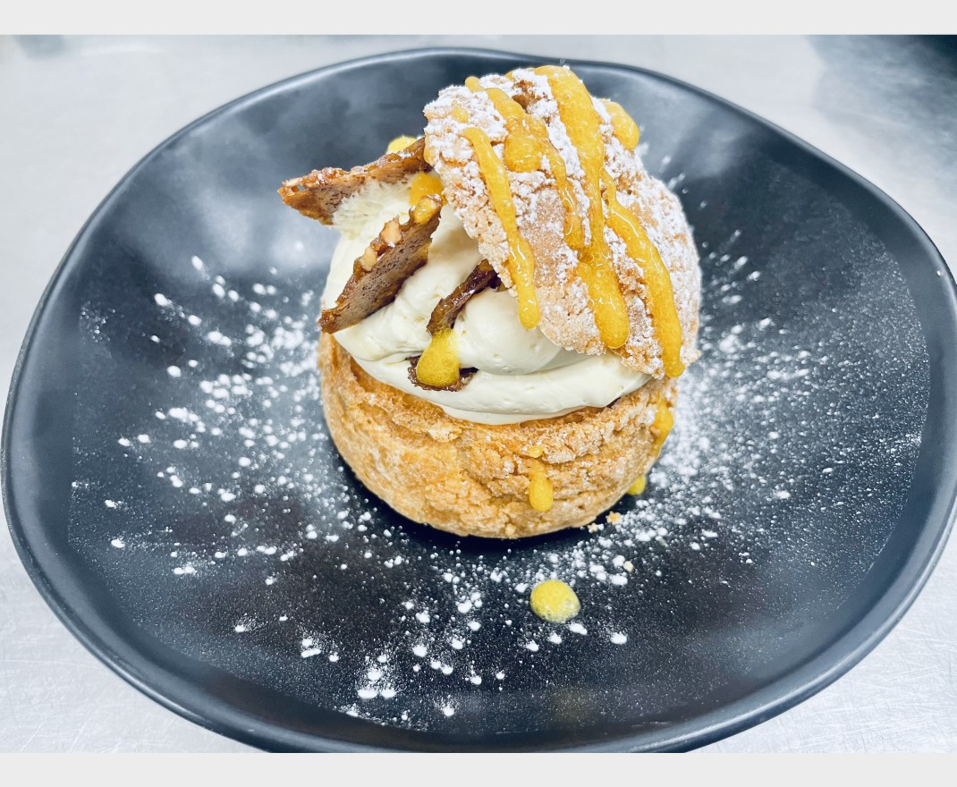 <h6 class='prettyPhoto-title'>Chou craquelin aux saveurs exotiques, ganache passion gingembre, gel passion yuzu</h6>