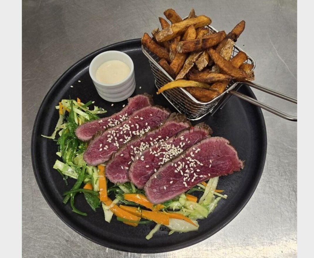 <h6 class='prettyPhoto-title'>Tataki de boeuf Charolais, sauce au fromage frais et sésame. </h6>