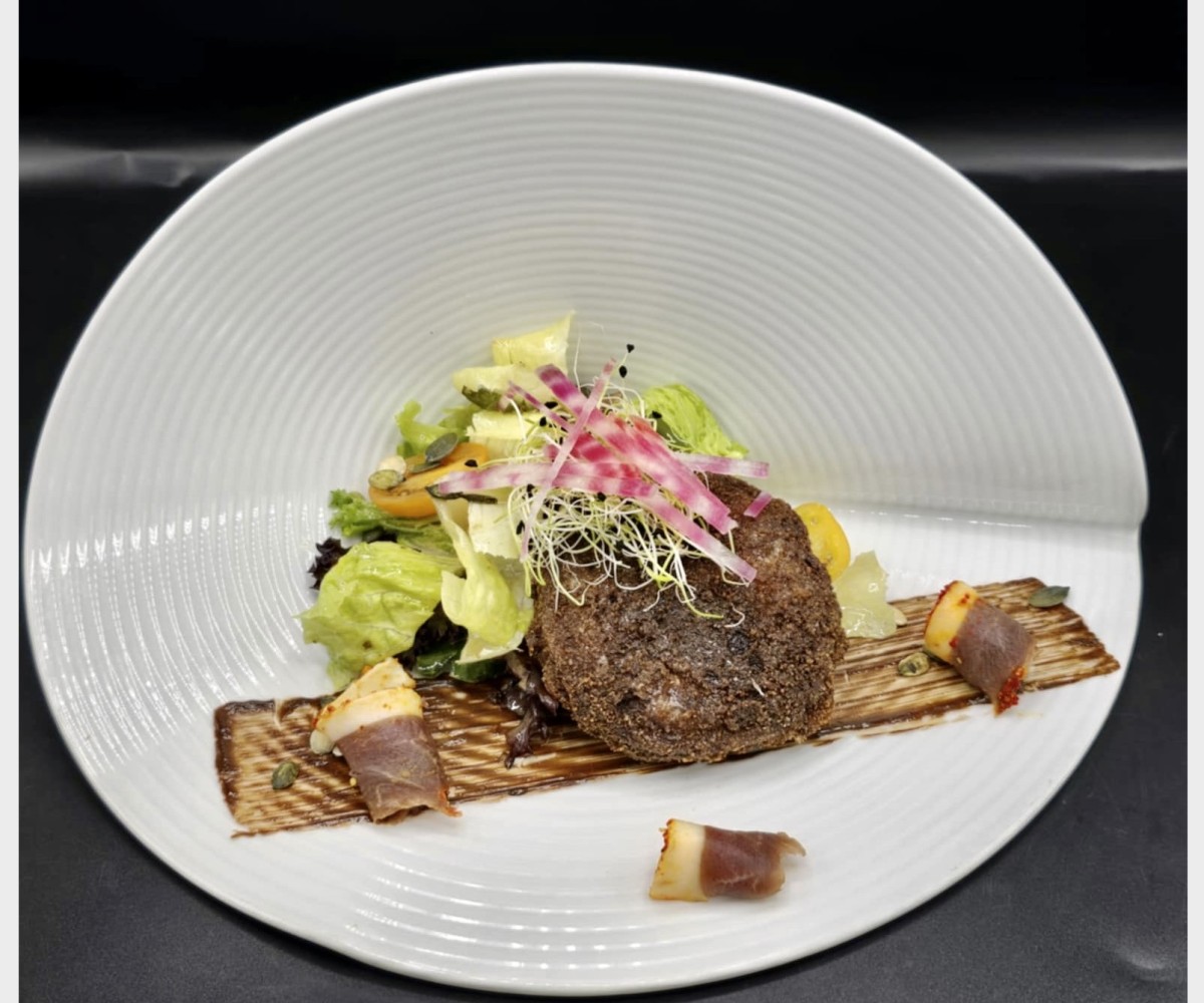 <h6 class='prettyPhoto-title'>Chèvre pané aux amandes et cacao, salade croquante et jambon de canard</h6>