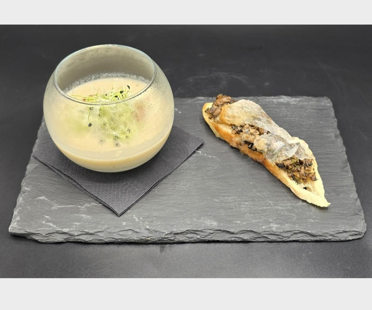 <h6 class='prettyPhoto-title'>Velouté de topinambour, crostini de champignons roulé au Lard Di Colonnata</h6>