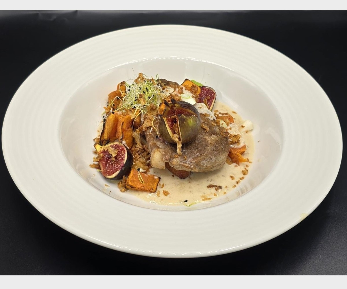 <h6 class='prettyPhoto-title'>Echine de porc IGP confite, pain perdu et crémeux d'échalotes, patate douce et fruits rôtis</h6>