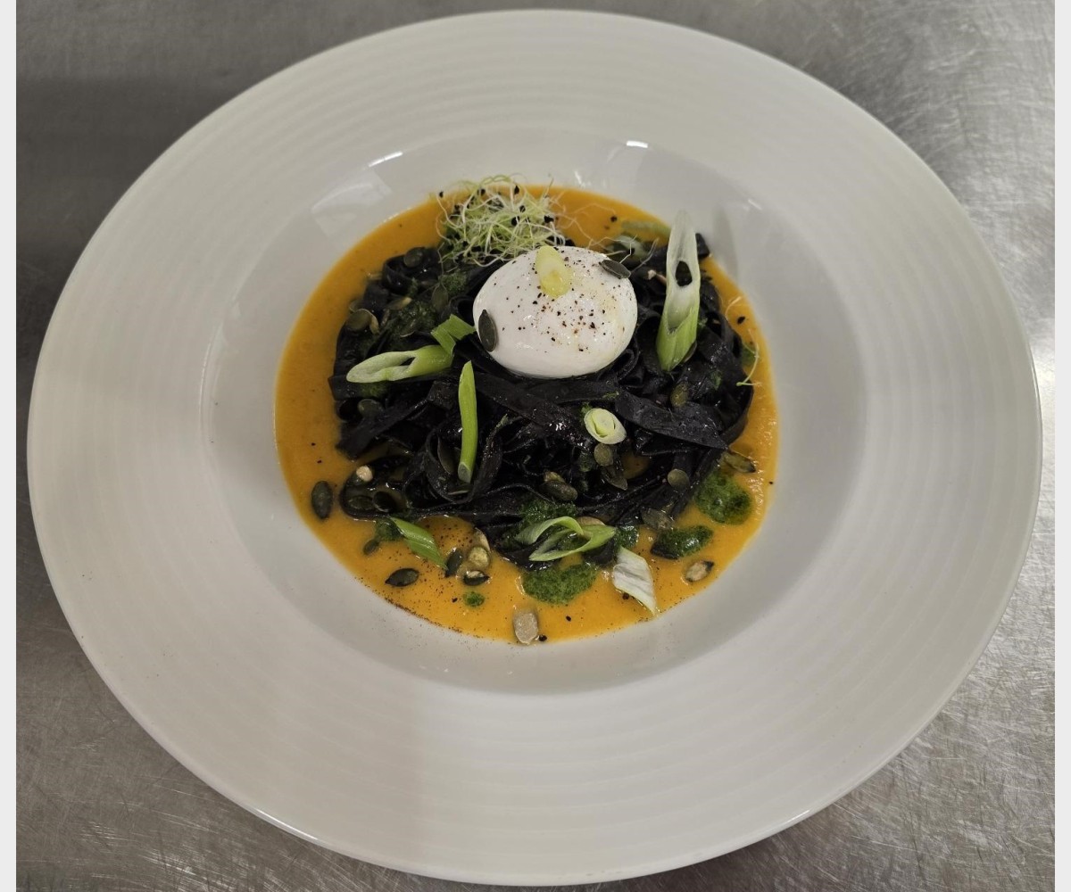 <h6 class='prettyPhoto-title'>Tagliatelles à l'encre de seiche, coulis de butternut, burrata crémeuse et graines de courges</h6>