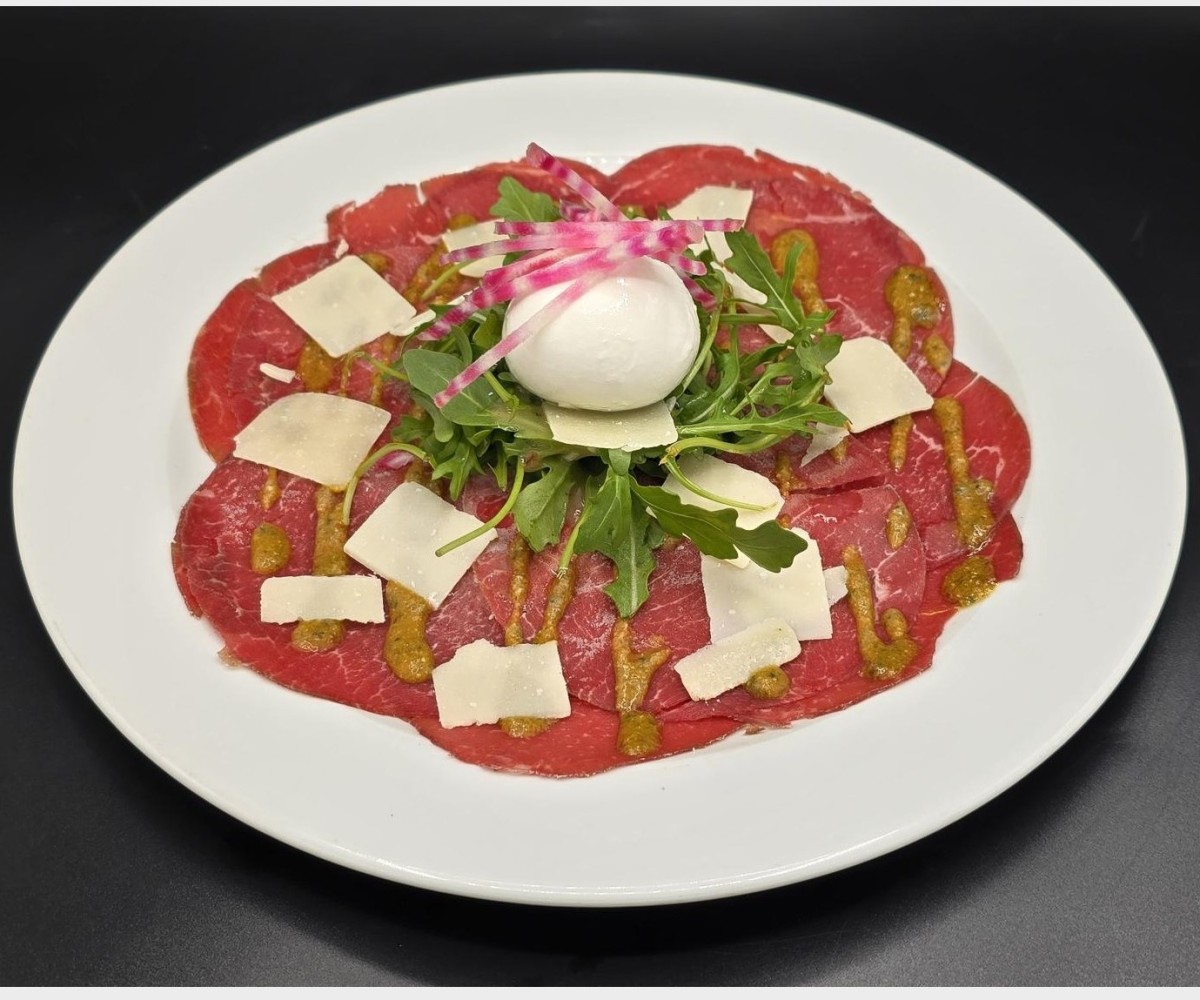 <h6 class='prettyPhoto-title'>Carpaccio de boeuf XL, pesto rouge et burrata, frites</h6>