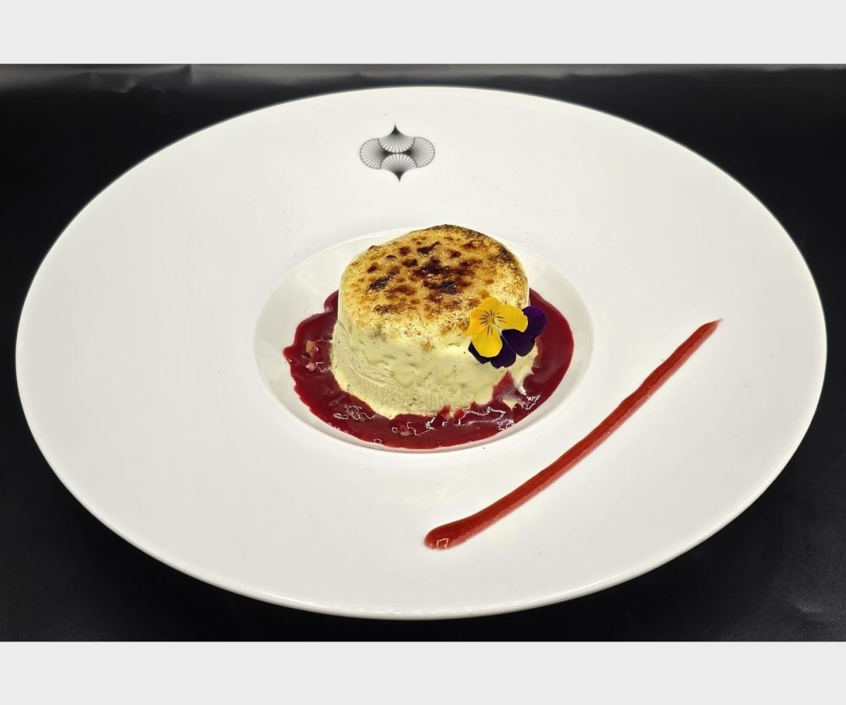 <h6 class='prettyPhoto-title'>Nougat glacé à la pistache, coulis et crumble à la framboise</h6>