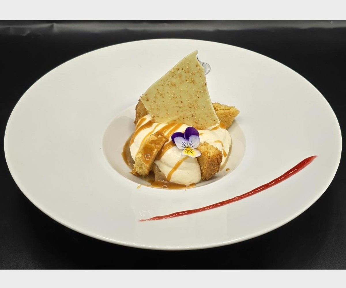 <h6 class='prettyPhoto-title'>Compotée de poire à la vanille Bourbon, sablé breton et chantilly à la poire</h6>