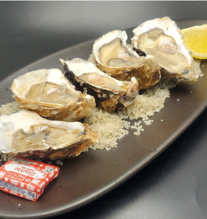 <h6 class='prettyPhoto-title'>Entrée du moment : Huitres de Vendée de la Louippe n°3, billes de Yuzu </h6>