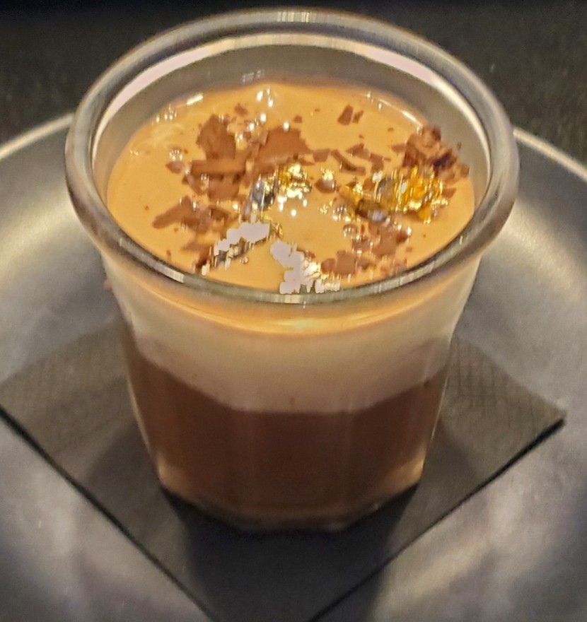 <h6 class='prettyPhoto-title'>Variation au chocolat Valrhona, espuma tiède au praliné et craquant feuillantine</h6>
