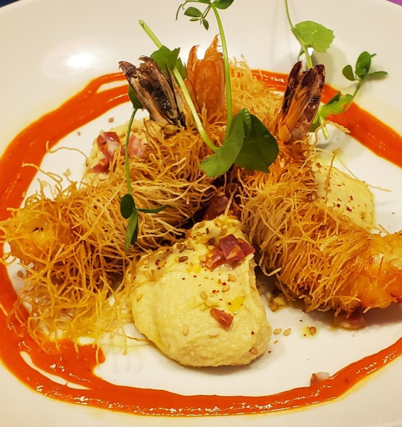 <h6 class='prettyPhoto-title'>Gambas en kadaïf, hummus de garbanzos, spianata piccante y coulis de piquillo, chorizo</h6>