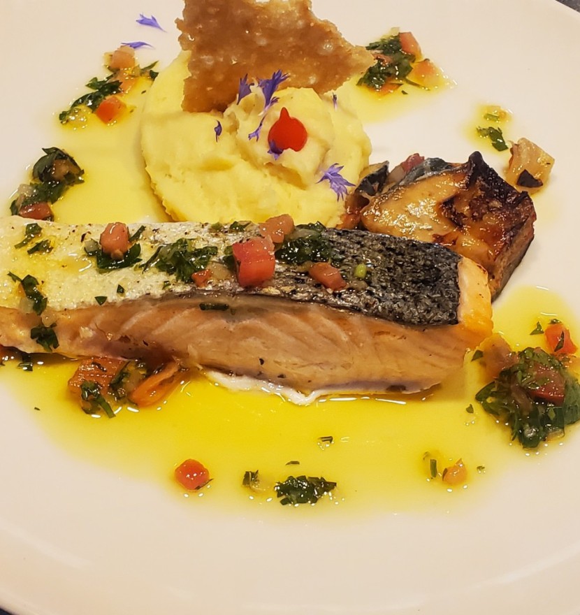 <h6 class='prettyPhoto-title'>Retour de la Criée, purée de pommes de terre, gratin de légumes, sauce vierge</h6>