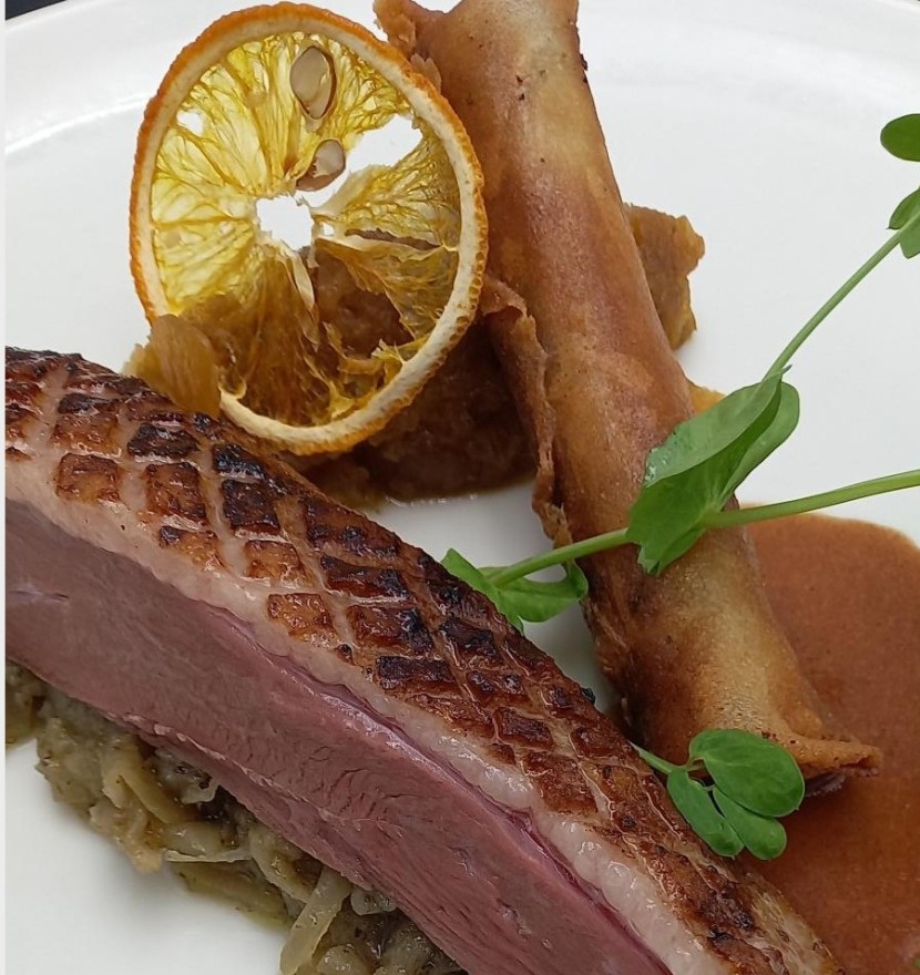 <h6 class='prettyPhoto-title'>Magret de canard grillé sur peau, compotée d'oignons et écrasé de radis à l'orange</h6>