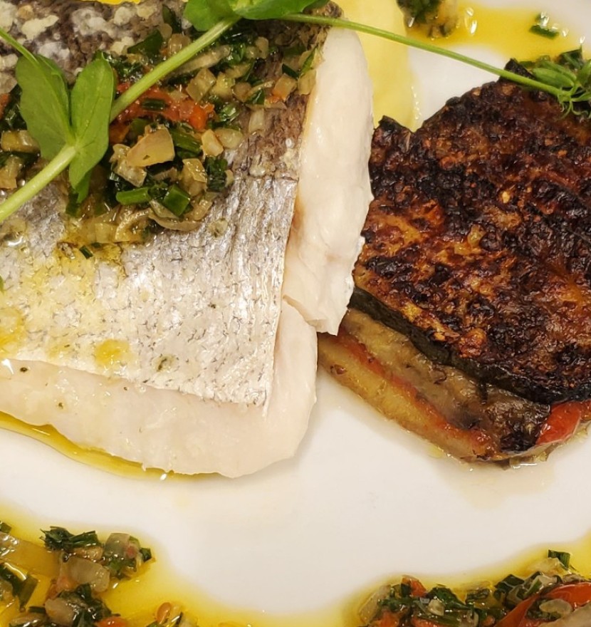 <h6 class='prettyPhoto-title'>De volta do leilão, pescada, purê de batatas, gratinado de legumes e molho vierge</h6>