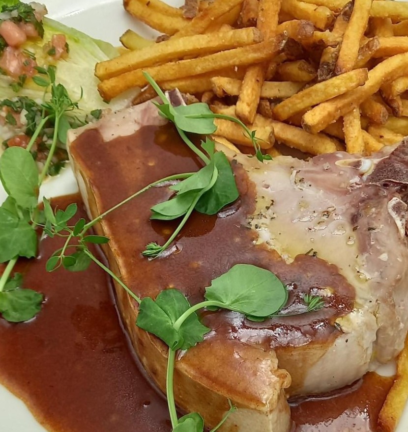 <h6 class='prettyPhoto-title'>Plat du moment :Côte de porc découper dans le carré, sauce bordelaise, frites maison</h6>