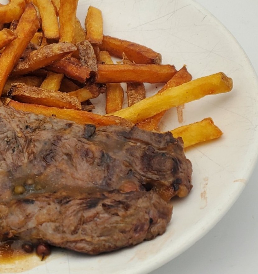 <h6 class='prettyPhoto-title'>Plat du moment :surprise de boeuf, sauce bordelaise, frites maison</h6>