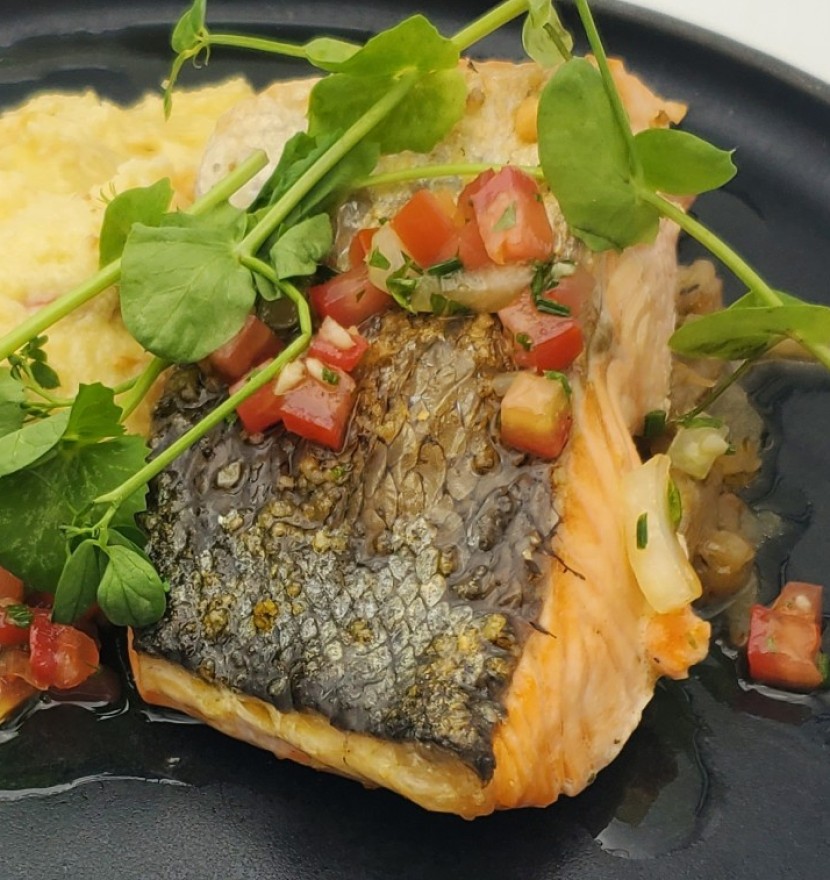 <h6 class='prettyPhoto-title'>Retorno do Leilão: Salmão, purê de batatas, gratinado de legumes e molho vierge</h6>