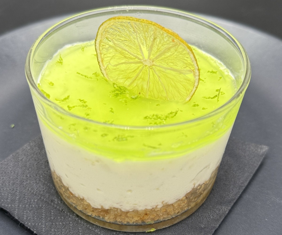 <h6 class='prettyPhoto-title'>Verrine de cheesecake au citron vert, coeur aux fruits exotiques et biscuit sablé</h6>