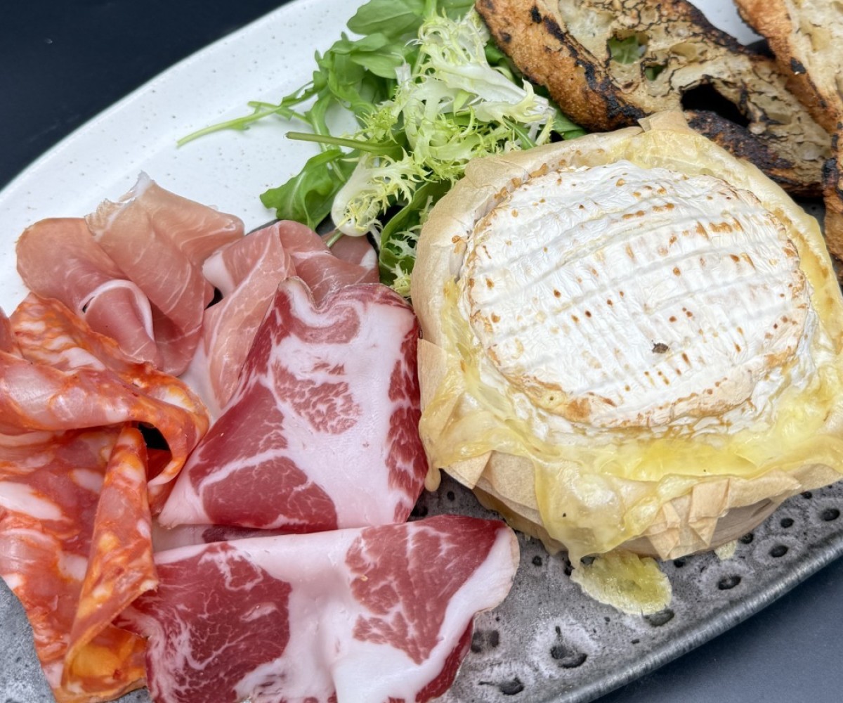 <h6 class='prettyPhoto-title'>Camembert au four, charcuteries affinées, mâche nantaise et mouillettes de pain grillé</h6>