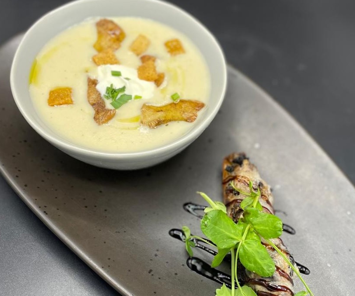 <h6 class='prettyPhoto-title'>Velouté de topinambour et crostini aux champignons sauvages roulé au lard de Colonnata</h6>
