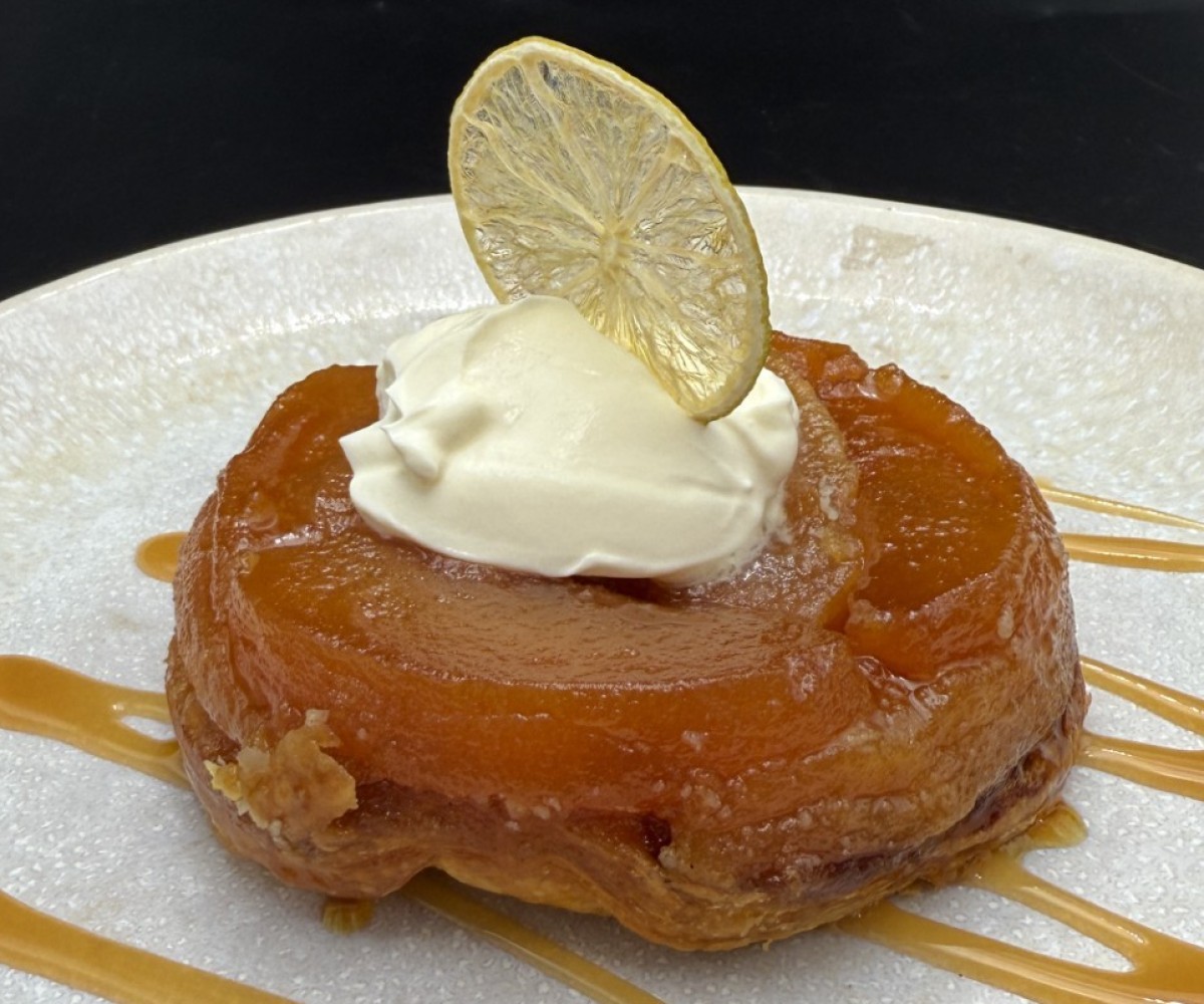 <h6 class='prettyPhoto-title'>Tarte aux pommes des soeurs Tatin accompagnée de sa crème légère</h6>
