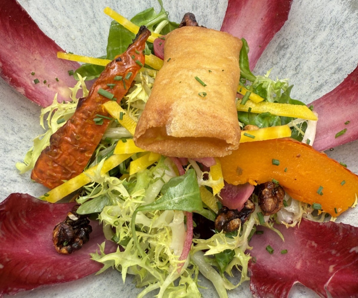 <h6 class='prettyPhoto-title'>Salade d'automne : tartare de betterave, croustillant au fromage de chèvre et noix caramélisées</h6>