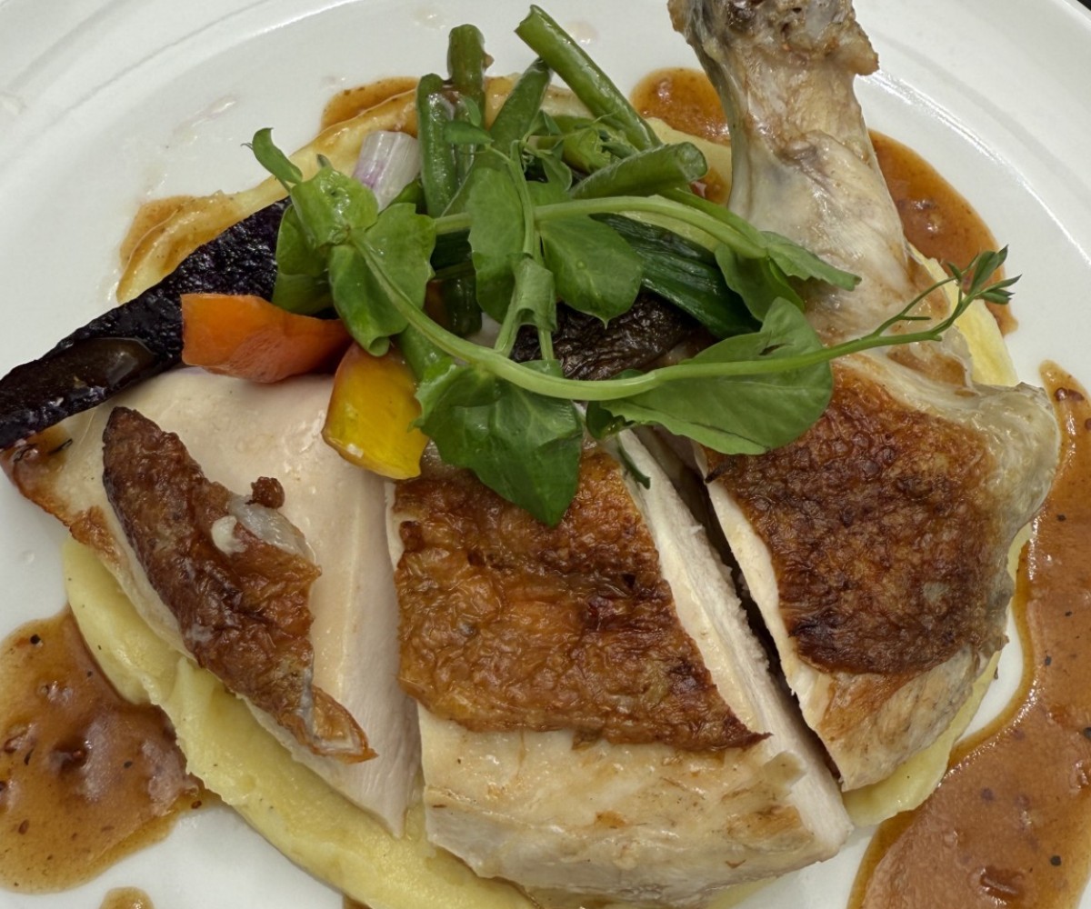 <h6 class='prettyPhoto-title'>Suprême de volaille fermière, purée de pommes de terre, légumes de saison et jus son corsé</h6>