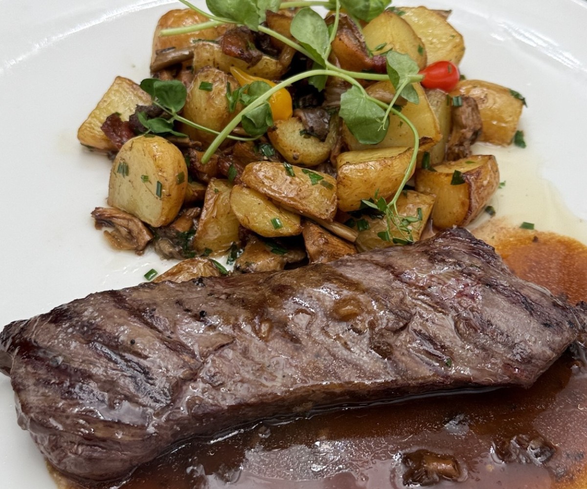 <h6 class='prettyPhoto-title'>Onglet de boeuf,fricassée de pommes de terre grenaille au lard,champignon & sauce madère aux morilles</h6>