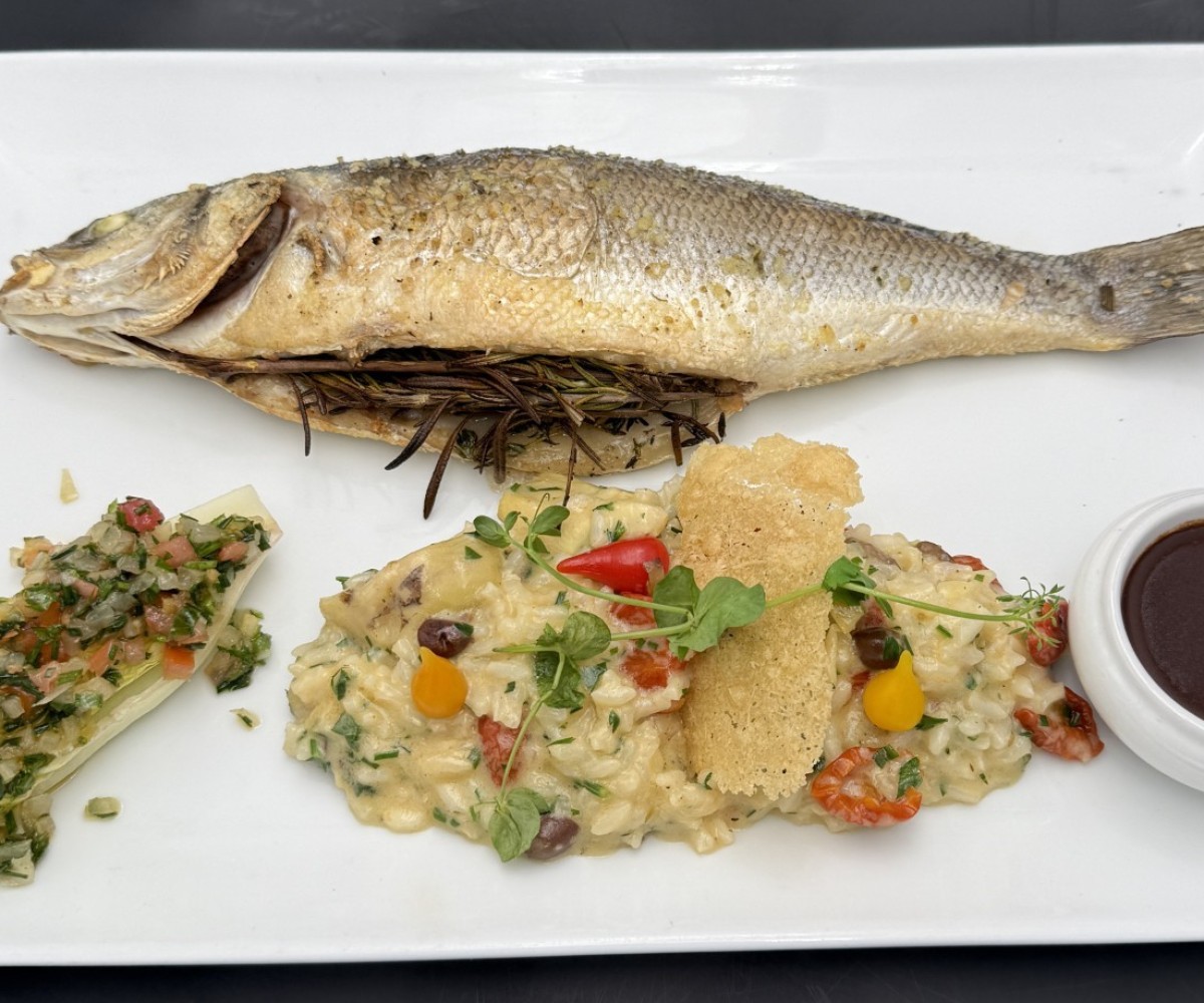 <h6 class='prettyPhoto-title'>Bar d'élevage, purée de pomme de terre, gratin de légumes et sauce vierge</h6>