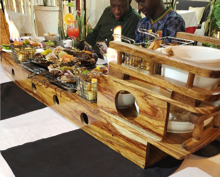 <h6 class='prettyPhoto-title'>La pirogue </h6>