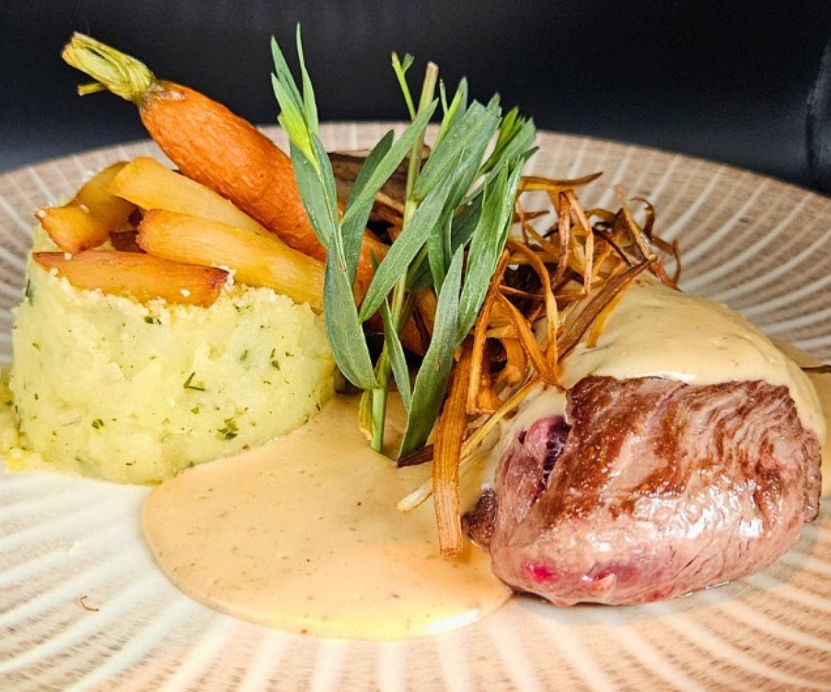 <h6 class='prettyPhoto-title'>Filet de rumsteak sauce au fromage et Terre Noire</h6>