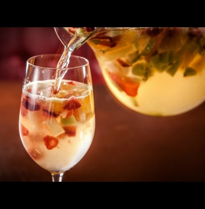 <h6 class='prettyPhoto-title'>Pitcher of White Sangria</h6>