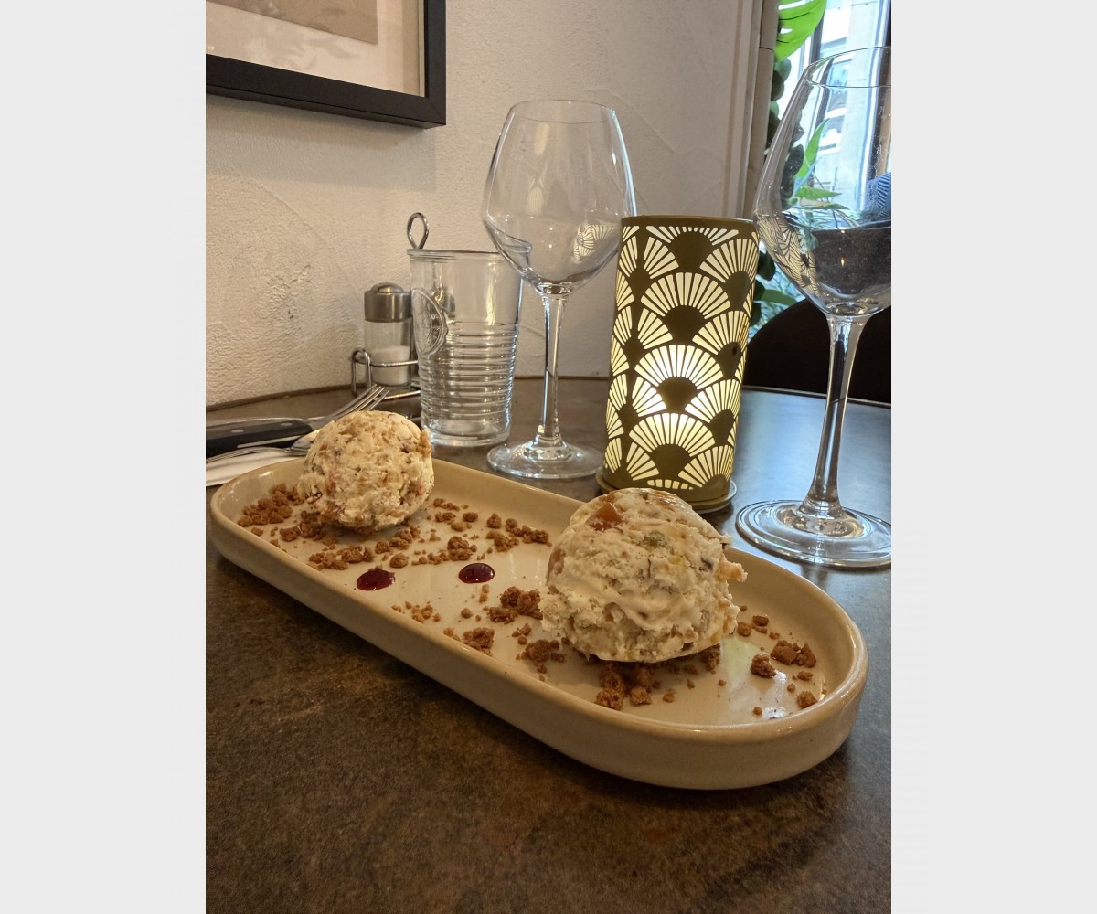 <h6 class='prettyPhoto-title'>Nougat glacé artisanal et son coulis de fruits rouges</h6>