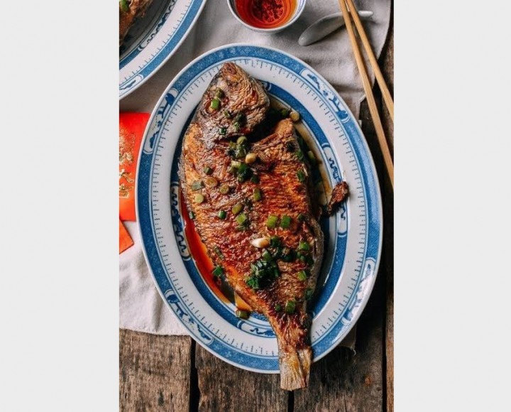 <h6 class='prettyPhoto-title'>Fried whole fish in soy sauce.</h6>