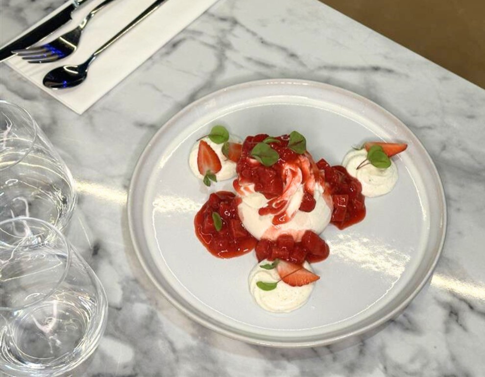 <h6 class='prettyPhoto-title'>Pavlova aux fraises</h6>