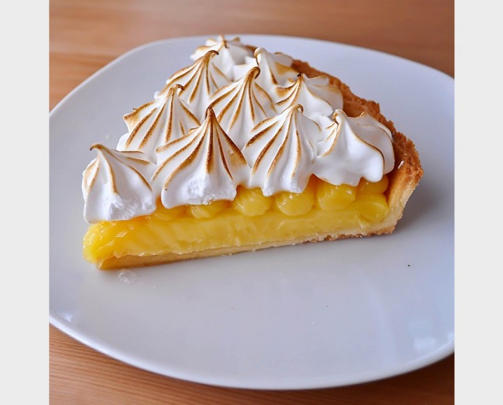 <h3 class='prettyPhoto-title'>Lemon meringue pie</h3><br/>Portion of lemon pie 