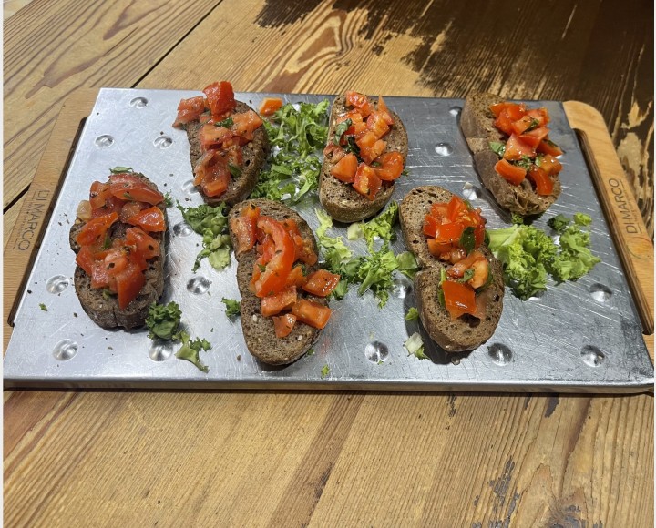 <h6 class='prettyPhoto-title'>Bruschetta al pomodoro</h6>