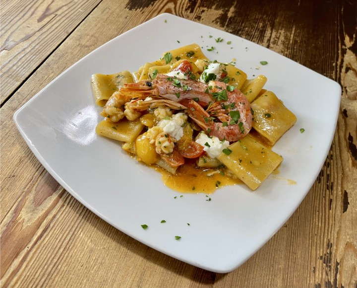<h6 class='prettyPhoto-title'>Paccheri con gambero argentino, stracciatella e pesto di pistacchio di Bronte</h6>