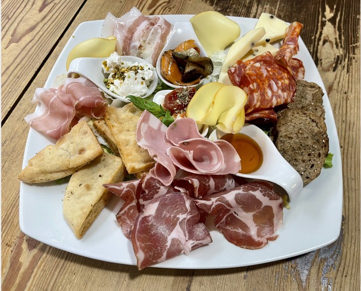 <h6 class='prettyPhoto-title'>Auswahl an Aufschnitt und Käse </h6>