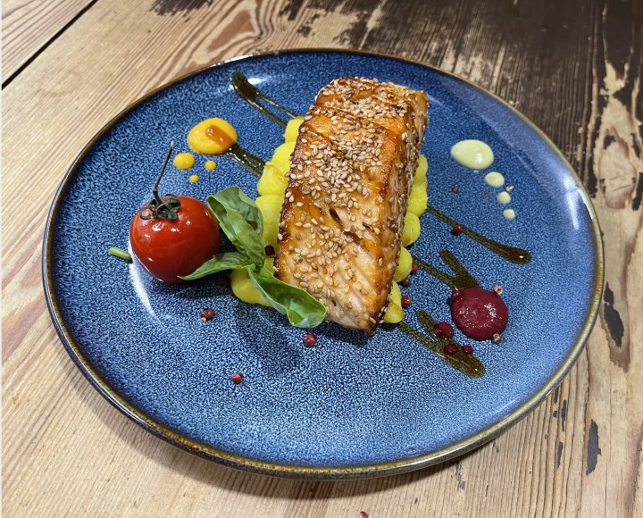 <h6 class='prettyPhoto-title'>Gebratenes Lachsfilet mit Teriyakisauce und geröstetem Sesam auf Kartoffeln und Safran</h6>