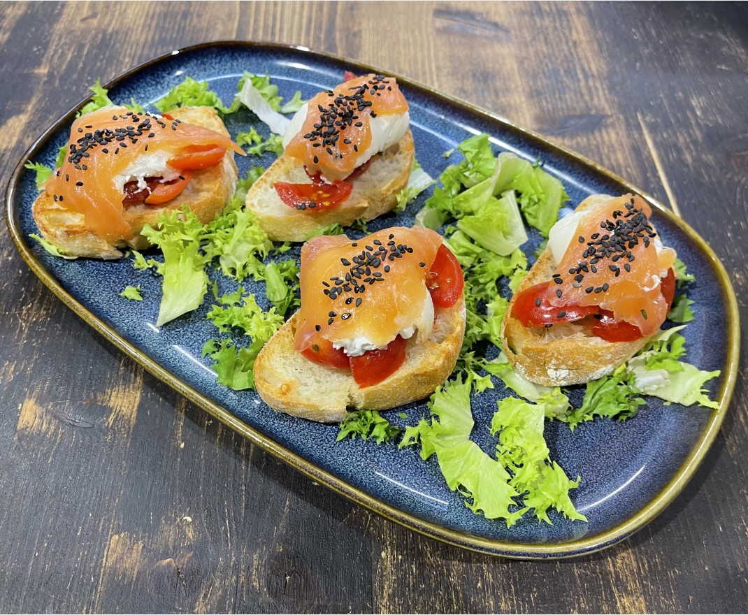 <h6 class='prettyPhoto-title'>Bruschetta de salmón</h6>