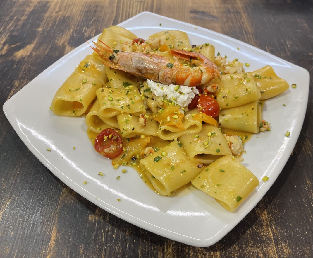 <h6 class='prettyPhoto-title'>Paccheri con gambas argentinas, stracciatella y pesto de pistacho Brontë</h6>