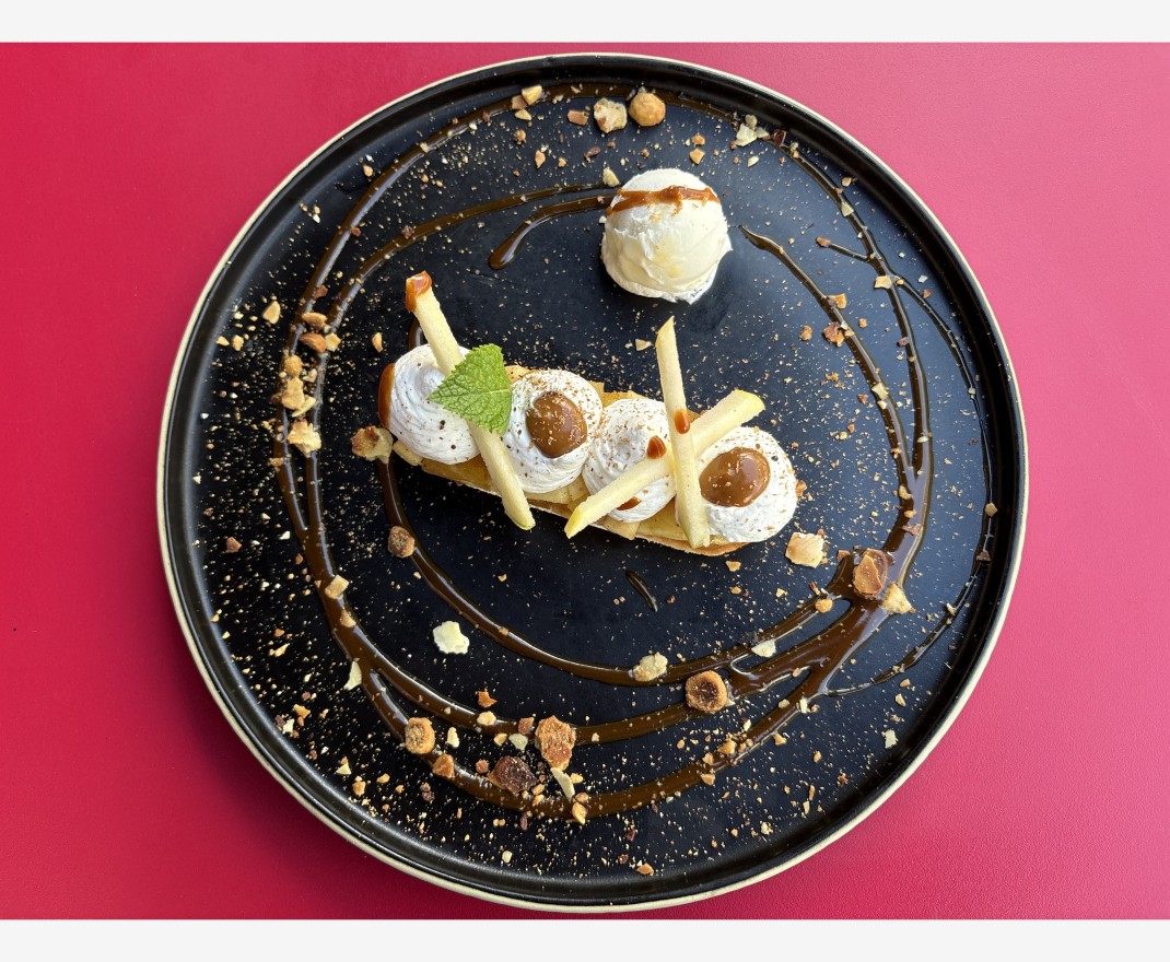 <h3 class='prettyPhoto-title'>LA POMME</h3>