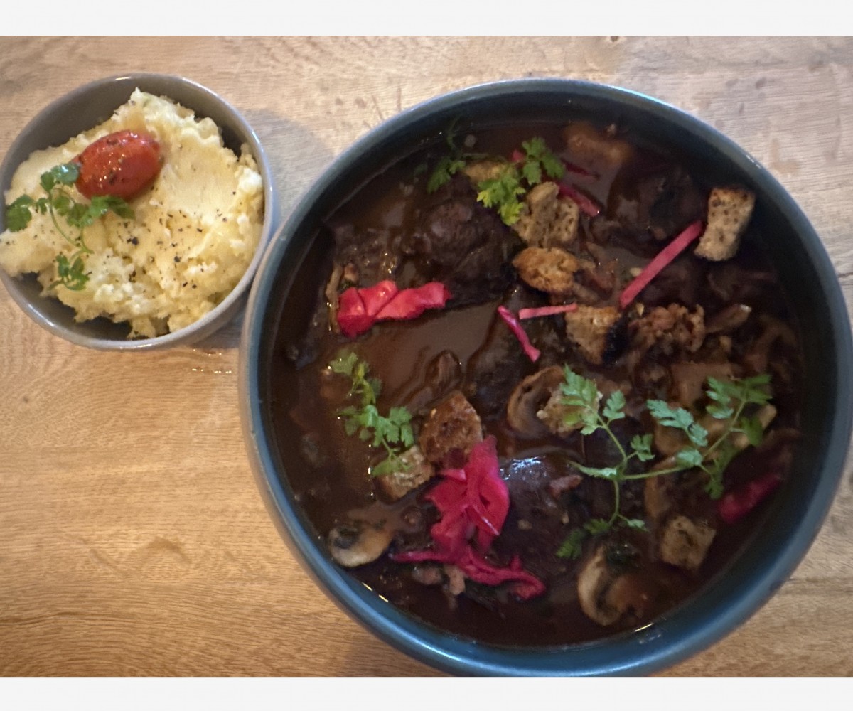 <h3 class='prettyPhoto-title'>THE DEER</h3>